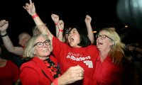 Des militantes du Parti travailliste laissent éclater leur joie à l'annonce de la projection de la victoire des travaillistes aux législatives australiennes, le 3 mai 2025 à Sydney ( AFP / Saeed KHAN )