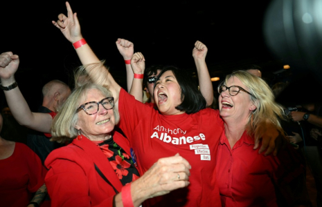 Des militantes du Parti travailliste laissent éclater leur joie à l'annonce de la projection de la victoire des travaillistes aux législatives australiennes, le 3 mai 2025 à Sydney ( AFP / Saeed KHAN )