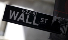 On aperçoit l'enseigne « Wall Street » dans le Lower Manhattan, à New York