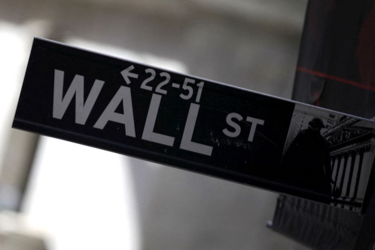 On aperçoit l'enseigne « Wall Street » dans le Lower Manhattan, à New York