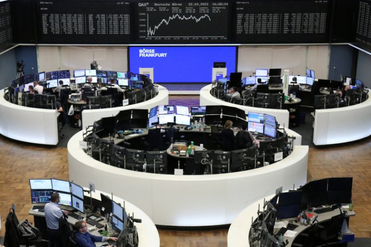 Le graphique de l'indice allemand des prix des actions DAX est photographié à la bourse de Francfort