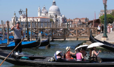 Les touristes bravent la chaleur à Venise