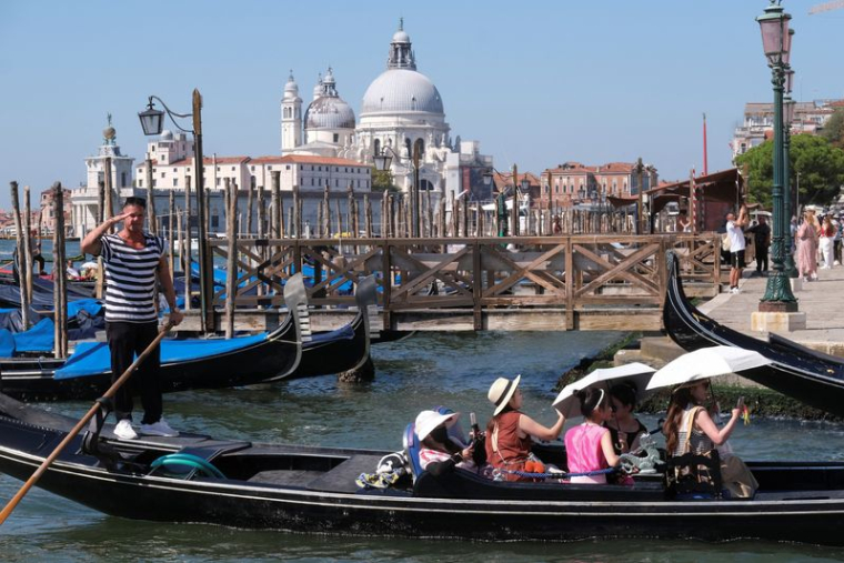 Les touristes bravent la chaleur à Venise