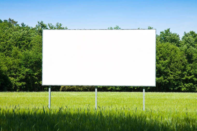 Panneaux publicitaires sur un terrain privé : quelles sont les règles, combien ça rapporte ? / iStock.com - France68