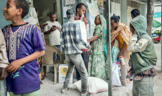 Des habitants achètent de la farine et d'autres produits alimentaires sur un marché local, le 24 septembre 2026 à Mekele (Ethiopie), alors que de nouveaux combats ont éclatent entre les rebelles du Tigré et le gouvernement fédéral éthiopien ( AFP / - )