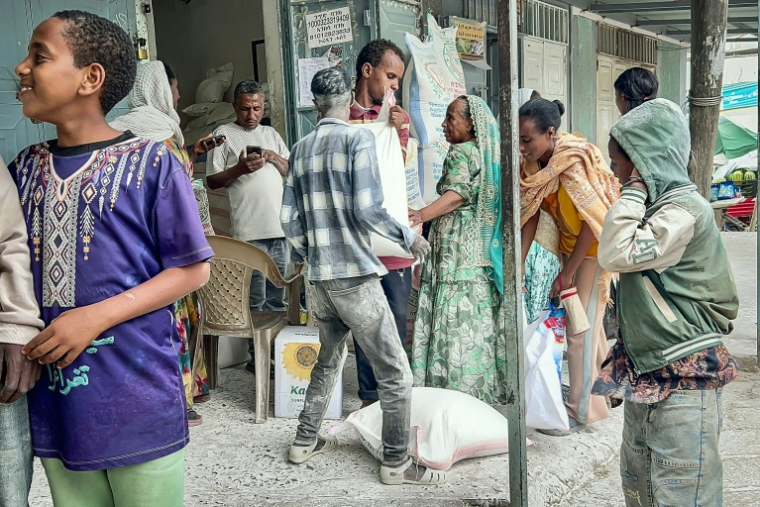 Des habitants achètent de la farine et d'autres produits alimentaires sur un marché local, le 24 septembre 2026 à Mekele (Ethiopie), alors que de nouveaux combats ont éclatent entre les rebelles du Tigré et le gouvernement fédéral éthiopien ( AFP / - )