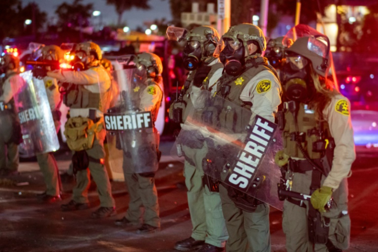 Des membres forces de l'ordre déployés lors de heurts avec des manifestants opposés aux expulsions d'immigrés, le 7 juin 2025 à Los Angeles, en Californie ( AFP / RINGO CHIU )