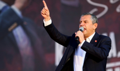 Özgür Özel, le leader du CHP, principal parti d'opposition turc, prononce un discours devant la foule rassemblée à Ankara, le 14 septembre 2025  ( AFP / Adem ALTAN )