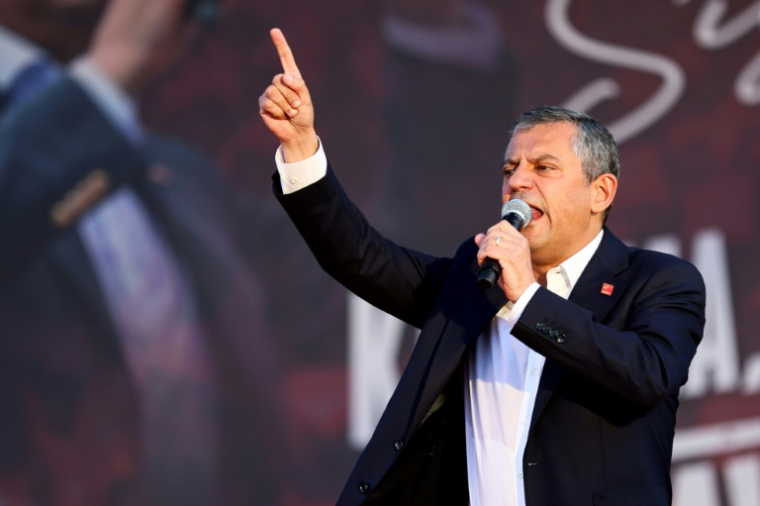 Özgür Özel, le leader du CHP, principal parti d'opposition en Turquie, devant la foule rassemblée à Ankara, le 14 septembre 2025 ( AFP / Adem ALTAN )