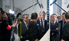 Emmanuel Macron entouré de journalistes lors d'un déplacement à Ligny-en-Barrois (Meuse), le 19 mai 2025 ( POOL / Jean-Christophe VERHAEGEN )