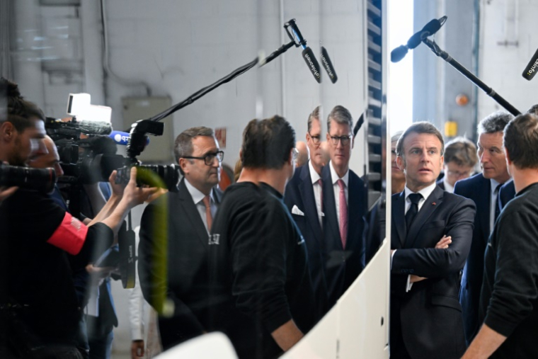 Emmanuel Macron entouré de journalistes lors d'un déplacement à Ligny-en-Barrois (Meuse), le 19 mai 2025 ( POOL / Jean-Christophe VERHAEGEN )