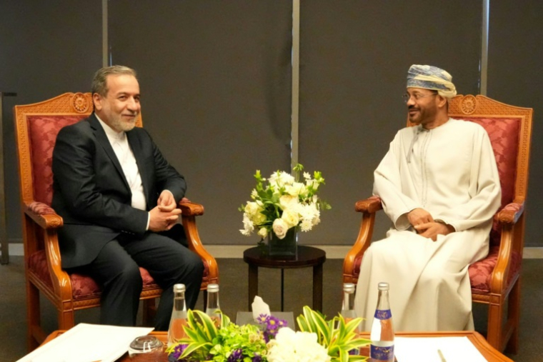 Photo diffusée par le ministère iranien des Affaires étrangères montrant le ministre iranien des Affaires étrangères Abbas Araghchi (g) et son homologue omanais Badr al-Boussaïdi lors d'une rencontre à Mascate, le 25 avril 2025 ( Ministère iranien des Affaires étrangères / - )