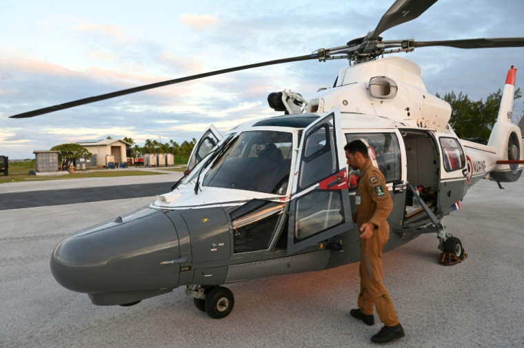 Un Eurocopter AS365 Dauphin sur le point de décoller de l'atoll Makemo pendant l'exercice MARARA, le 13 juin 2026 ( AFP / Mike LEYRAL )
