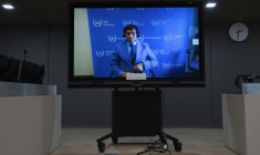 L’ancien président philippin Rodrigo Duterte apparaît sur un écran dans la salle d’audience lors de sa première comparution devant la Cour pénale internationale (CPI) à La Haye, le 14 mars 2025, pour des accusations de crimes contre l’humanité liées à sa répression meurtrière contre le trafic de stupéfiants ( POOL / Peter Dejong )