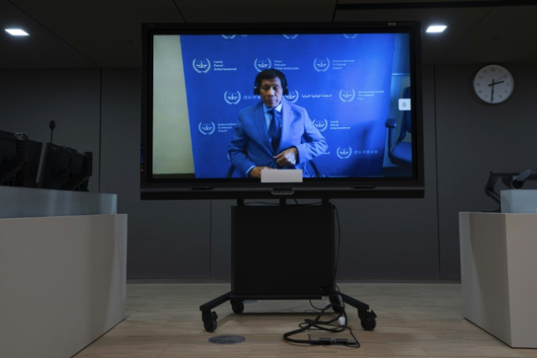 L’ancien président philippin Rodrigo Duterte apparaît sur un écran dans la salle d’audience lors de sa première comparution devant la Cour pénale internationale (CPI) à La Haye, le 14 mars 2025, pour des accusations de crimes contre l’humanité liées à sa répression meurtrière contre le trafic de stupéfiants ( POOL / Peter Dejong )