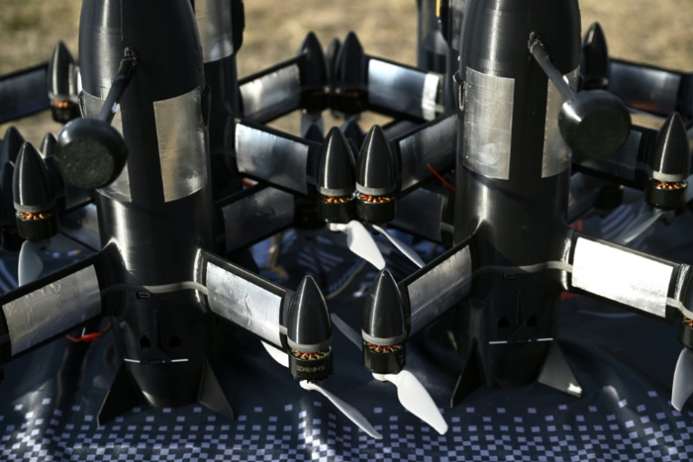 Un intercepteur de drones P1-Sun avant des vols d'essai, dans un lieu non divulgué en Ukraine, le 19 mars 2026   ( AFP / Genya SAVILOV )