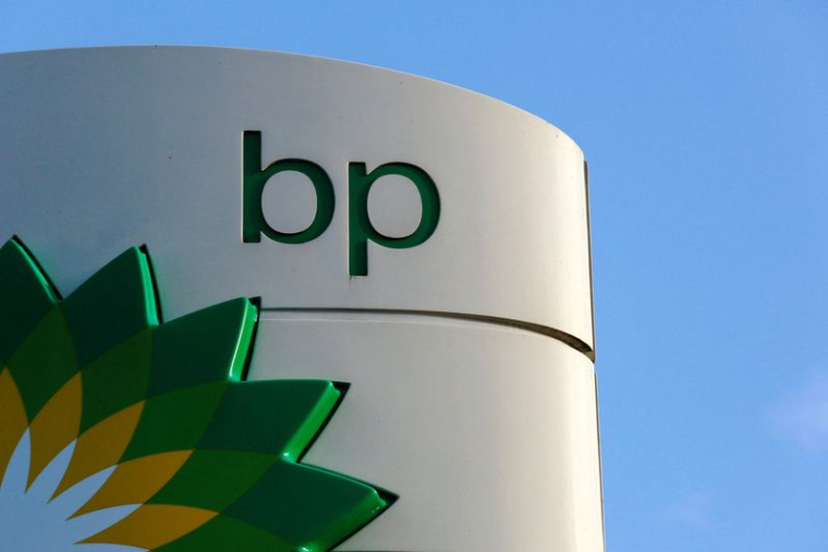 Photo d'archive du logo BP dans une station-service à Londres