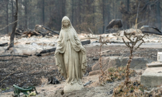 Une statue de la Vierge Marie près des ruines d'une maison détruite par le feu à Spokane (Etats-Unis) le 2 août 2026 ( AFP / Erick Doxey )