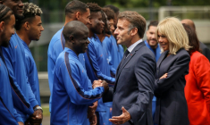 Emmanuel Macron salue les Bleus avant la Coupe du monde nord-américaine à Clairefontaine le 2 juin 2026 ( POOL / Thomas Padilla )