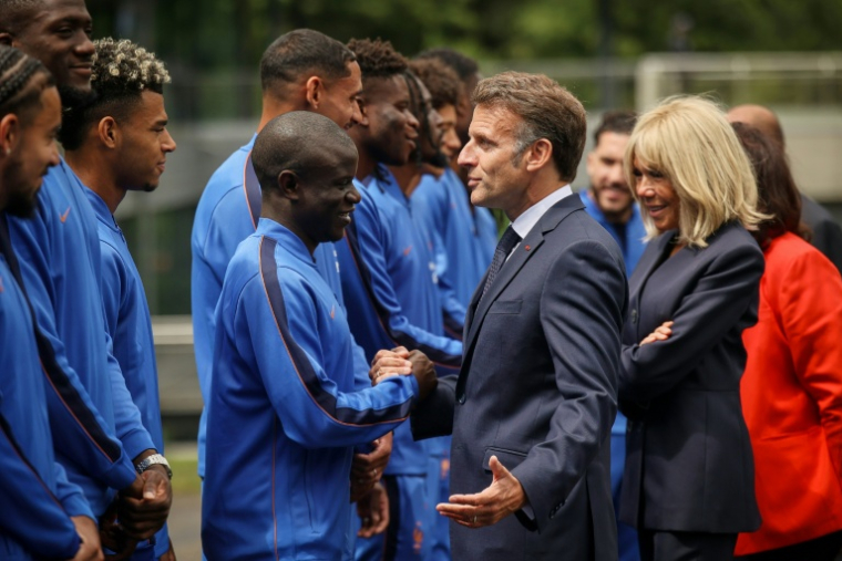 Emmanuel Macron salue les Bleus avant la Coupe du monde nord-américaine à Clairefontaine le 2 juin 2026 ( POOL / Thomas Padilla )