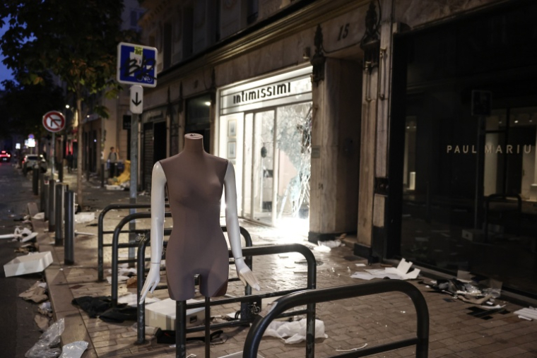Des boutiques pillées dans une rue de Marseille le 18 octobre 2026 ( AFP / Thibaud MORITZ )