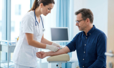 La biopsie liquide, qui permet d’établir un diagnostic à partir d’une prise de sang, pourrait gagner en efficacité grâce aux ultrasons. (crédit: Adobe Stock)