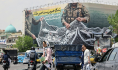Des Iraniens passent devant un panneau d'affichage géant indiquant "Le détroit d'Ormuz reste fermé" sur la place de la Révolution à Téhéran, le 22 avril 2026 ( AFP / ATTA KENARE )