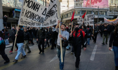 Manifestation pour le 3e anniversaire de l'accident de train de Tempé, en Grèce, le 28 février 2026 à Athènes ( AFP / Aggelos NAKKAS )