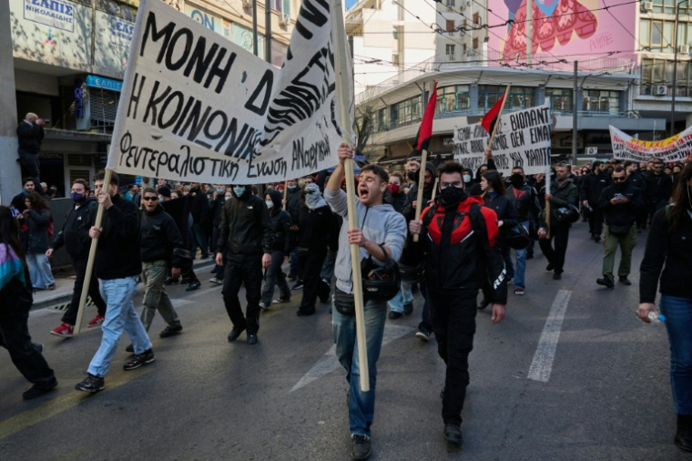 Rassemblement pour commémorer la collision ferroviaire meurtrière du 28 février 2023 et réclamer justice face aux failles de l'enquête, le 28 février 2026 à Athènes ( AFP / Aggelos NAKKAS )