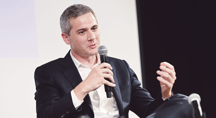 Vincent Pons, 39 ans, est aussi cofondateur d'eXplain, l’IA des professionnels en contact avec le secteur public. Ancien normalien, et diplômé de la Sorbonne. (© DR)