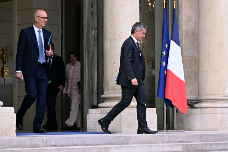 Le ministre de l'Economie Roland Lescure, à gauche, et à sa droite le ministre de la Justice Gérald Darmanin à l'issue du Conseil des ministres à Paris le 24 août 2026 ( AFP / LOU BENOIST )