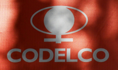 Logo de La compagnie publique chilienne Codelco, premier producteur mondial de cuivre, sur la facade de son immeuble à Santiago du Chilie le 20 mai 2025. ( AFP / RODRIGO ARANGUA )