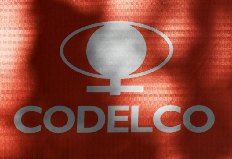 Logo de La compagnie publique chilienne Codelco, premier producteur mondial de cuivre, sur la facade de son immeuble à Santiago du Chilie le 20 mai 2025. ( AFP / RODRIGO ARANGUA )