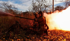 Des membres de la Garde nationale ukrainienne Omega Special Purpose tirent un lance-grenades anti-char SPG-9 en direction des troupes russes dans la ville d'Avdiivka, sur la ligne de front
