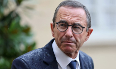 PHOTO DE DOSSIER : Bruno Retailleau, ministre français de l'Intérieur et chef du parti Les Républicains (LR), marche sous la pluie à Paris