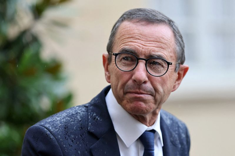 PHOTO DE DOSSIER : Bruno Retailleau, ministre français de l'Intérieur et chef du parti Les Républicains (LR), marche sous la pluie à Paris
