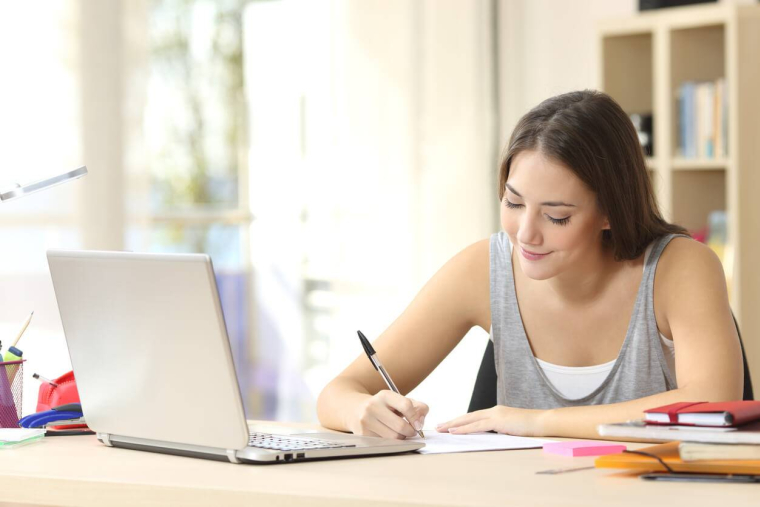 Démarches administratives essentielles à 18 ans : ce qu’il faut savoir / iStock.com - AntonioGuillem