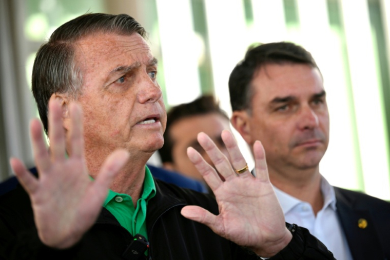 L'ex-président brésilien Jair Bolsonaro et son fils, le sénateur Flavio Bolsonaro (à droite), le 17 juillet 2025 à Brasilia ( AFP / Mateus Bonomi )