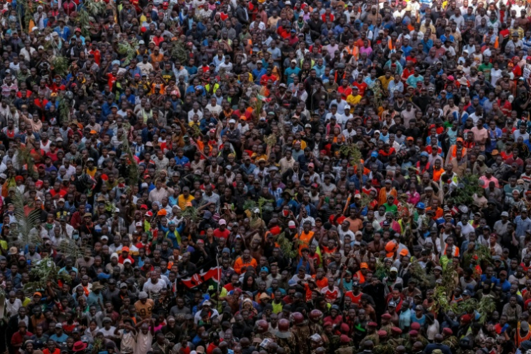 Des partisans du leader de l'opposition kenyane Raila Odinga, décédé la veille en Inde, rassemblés au stade Kasarani à Nairobi pour l'exposition publique de son cercueil, le 16 octobre 2025 ( AFP / KABIR DHANJI )