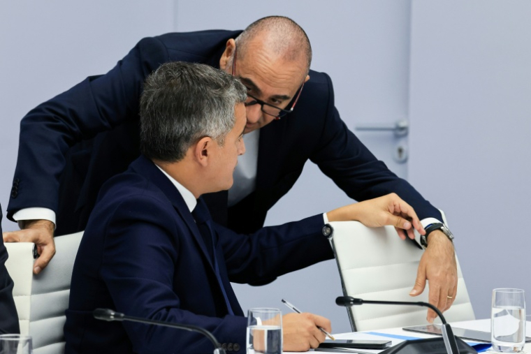 Le ministre de l'Intérieur Laurent Nuñez et le ministre de la Justice Gérald Darmanin lors d'une réunion de crise interministérielle présidée par le président Emmanuel Macron à l’Élysée,le 18 octobre 2026 à Paris ( POOL / Ludovic MARIN )