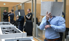 Trois ressortissants Ukrainiens, (de gauche à droite) Daniil B., Vladyslav T. et Yevhen B., poursuivis pour avoir tenté d'envoyer des colis piégés depuis l'Allemagne vers l'Ukraine pour les renseignements russes, attendent leur verdict au tribunal régional de Stuttgart-Stammheim, dans le sud de l'Allemagne, le 18 août 2026. ( AFP / THOMAS KIENZLE )