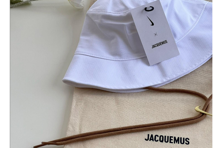 Le styliste français Simon Porte Jacquemus vient de signer sa toute première collection. Crédit photo : Instagram @nearbystuff.s /@Espdav / @ms_jihad