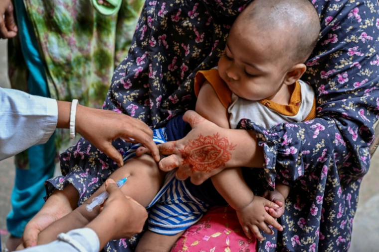 Un enfant reçoit une dose de vaccin contre la rougeole à Dacca, le 12 avril 2026 au Bangladesh ( AFP / Munir UZ ZAMAN )