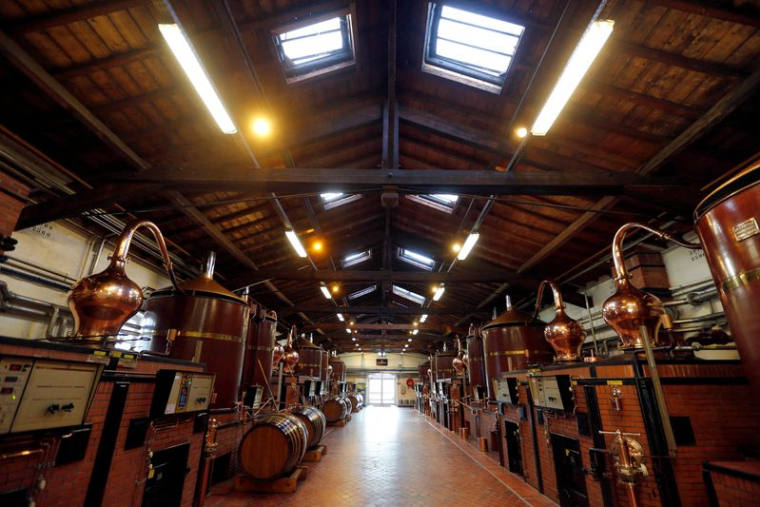 Une vue générale montre la distillerie à la maison de cognac Courvoisier à Cognac