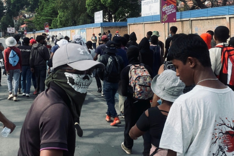 Des manifestants rassemblés pour une marche contre le gouvernement à Antananarivo, le 4 octobre 2025 à Madagascar ( AFP / RIJASOLO )