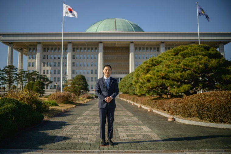 Le député sud-coréen Kim Sang-wook devant l'Assemblée nationale à Séoul, le 14 novembre 2025 ( AFP / Anthony WALLACE )