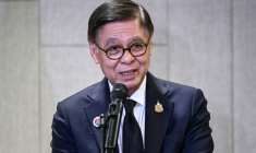 Le ministre thaïlandais des Affaires étrangères, Sihasak Phuangketkeow, lors d'une conférence de presse à Kuala Lumpur le 22 décembre 2025  ( AFP / MOHD RASFAN )