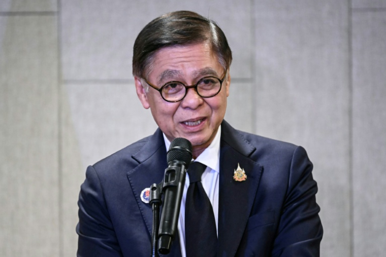 Le ministre thaïlandais des Affaires étrangères, Sihasak Phuangketkeow, lors d'une conférence de presse à Kuala Lumpur le 22 décembre 2025  ( AFP / MOHD RASFAN )