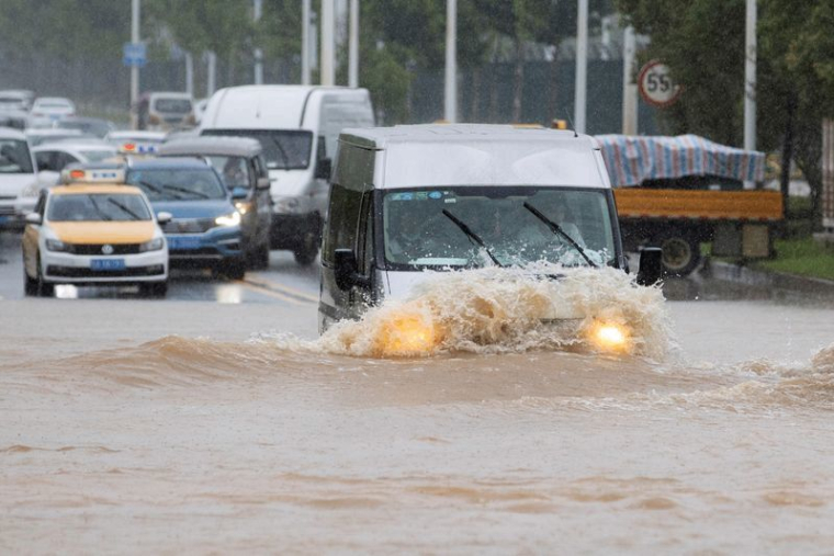 LES INONDATIONS MENACENT LA VILLE CHINOISE DE WUHAN ET SA PRODUCTION