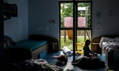 Des enfants jouent dans leur chambre du foyer d'accueil "La Maison", à Charbonnieres-les-Bains (Rhône), le 25 mai 2022 ( AFP / JEFF PACHOUD )